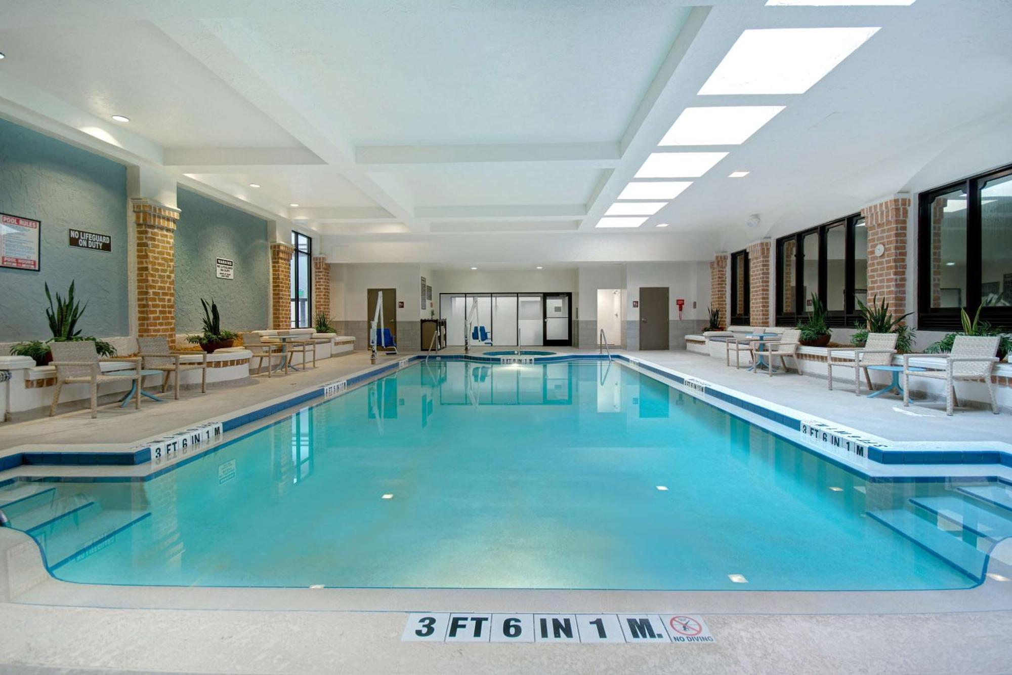 Hotel Embassy By Hilton Baymeadows 3*
